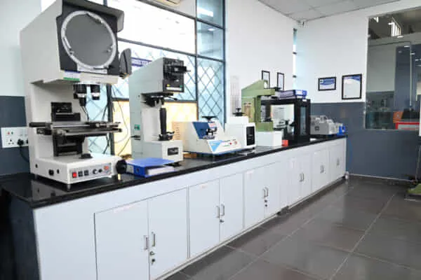 Tensile Strength Universal Testing Machine calibration for fasteners validation